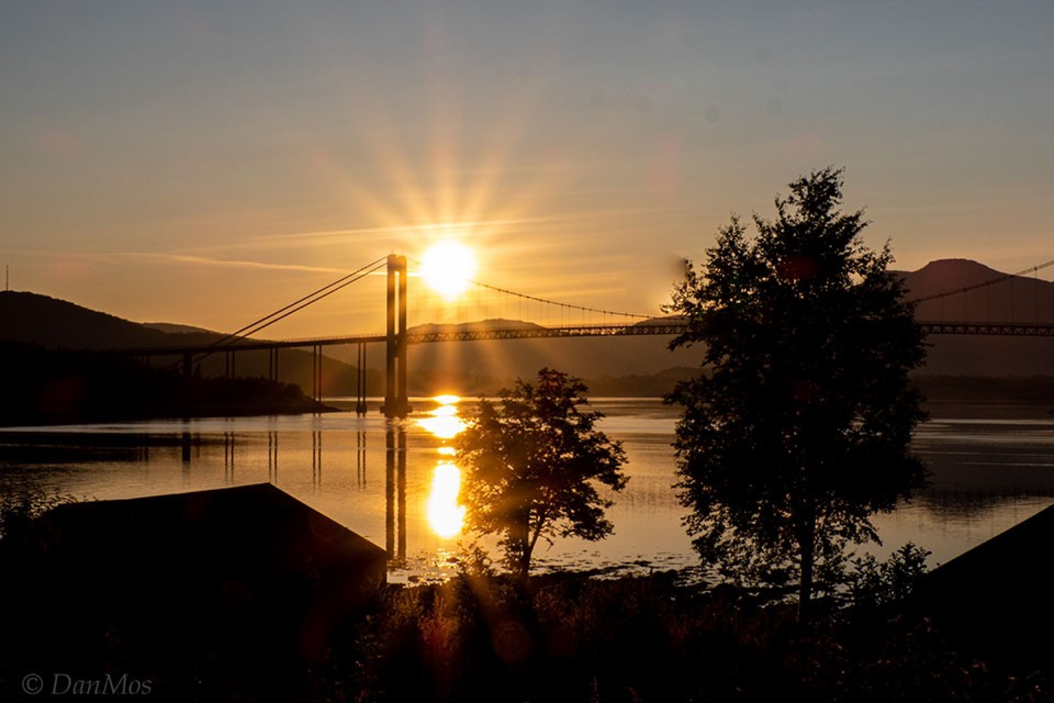 Bei der Velotour vom Nordkap zurück in die Schweiz überquert man einige Brücken. Diese hier bei einem schönen Sonnenuntergang.