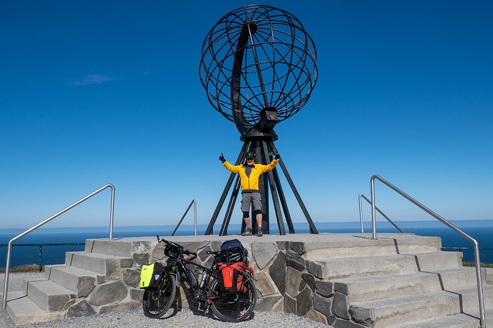 Vor dem Monument am Nordkap. Der Start einer unvergesslichen Velotour vom Nordkap in die Schweiz.