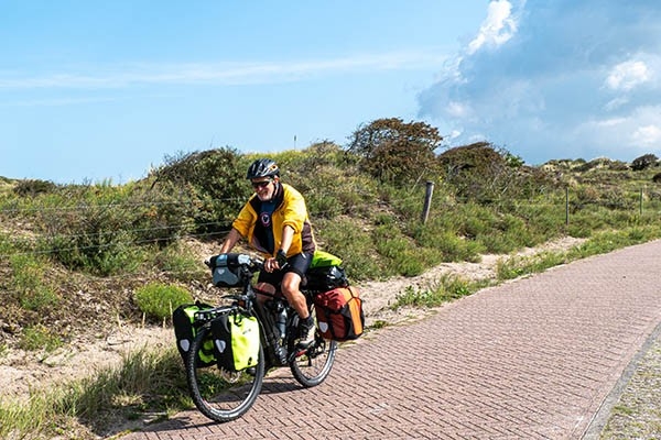 Mit Vollpackung und Velo zurück in die Heimat.