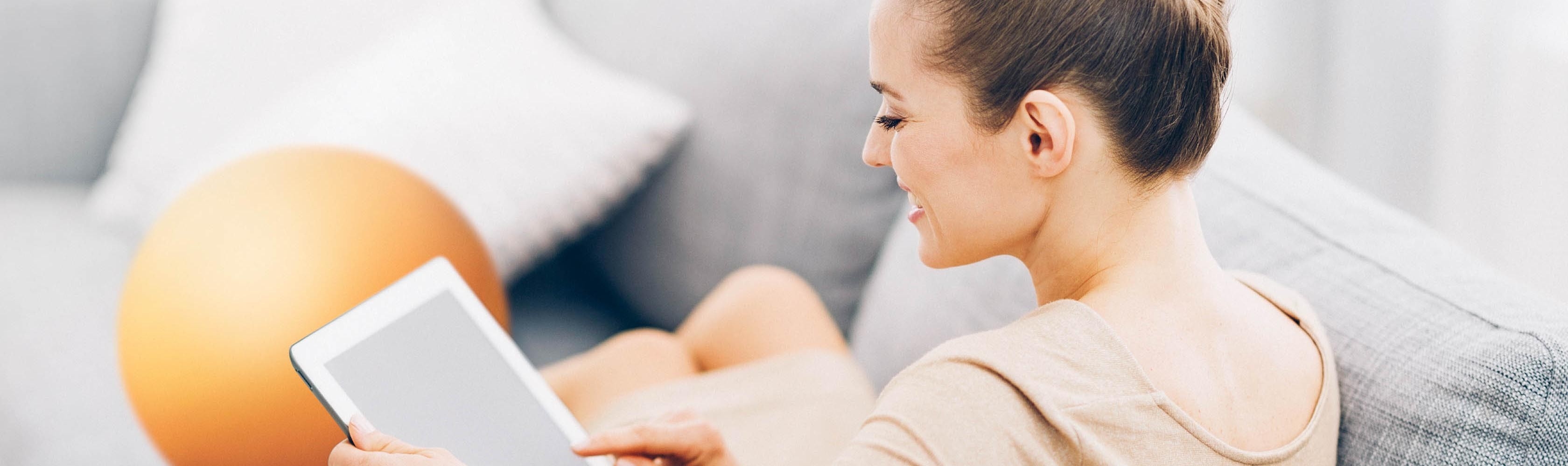 Frau mit Tablet